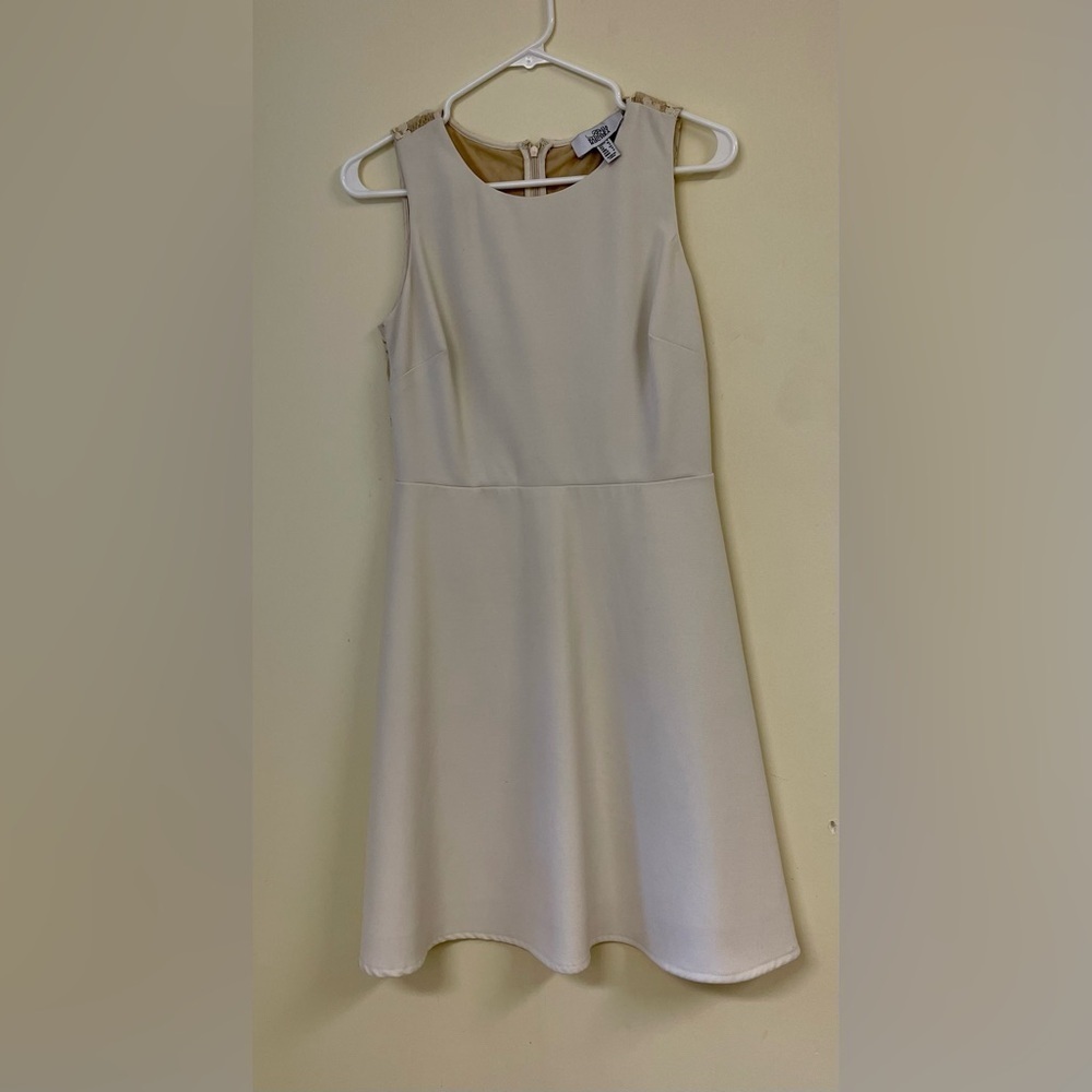 Belle Badgley Mischka Elegant Cream Lace Dress Size 4
